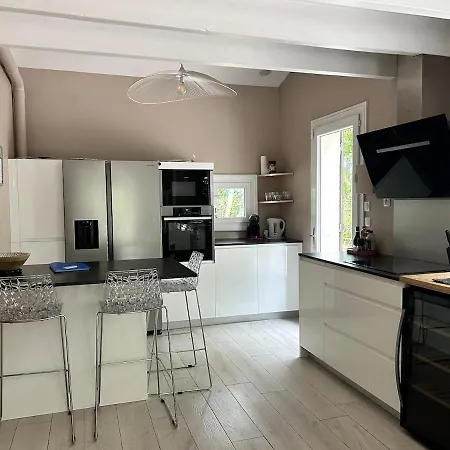 Hébergement de vacances De Gamme 11 Personnes Jacuzzi Privé *