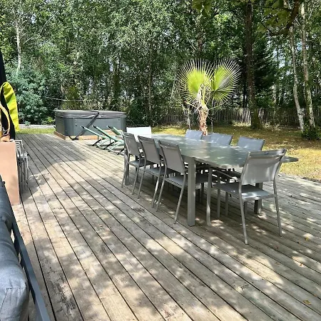 Hébergement de vacances De Gamme 11 Personnes Jacuzzi Privé *