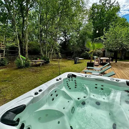 Hébergement de vacances De Gamme 11 Personnes Jacuzzi Privé *